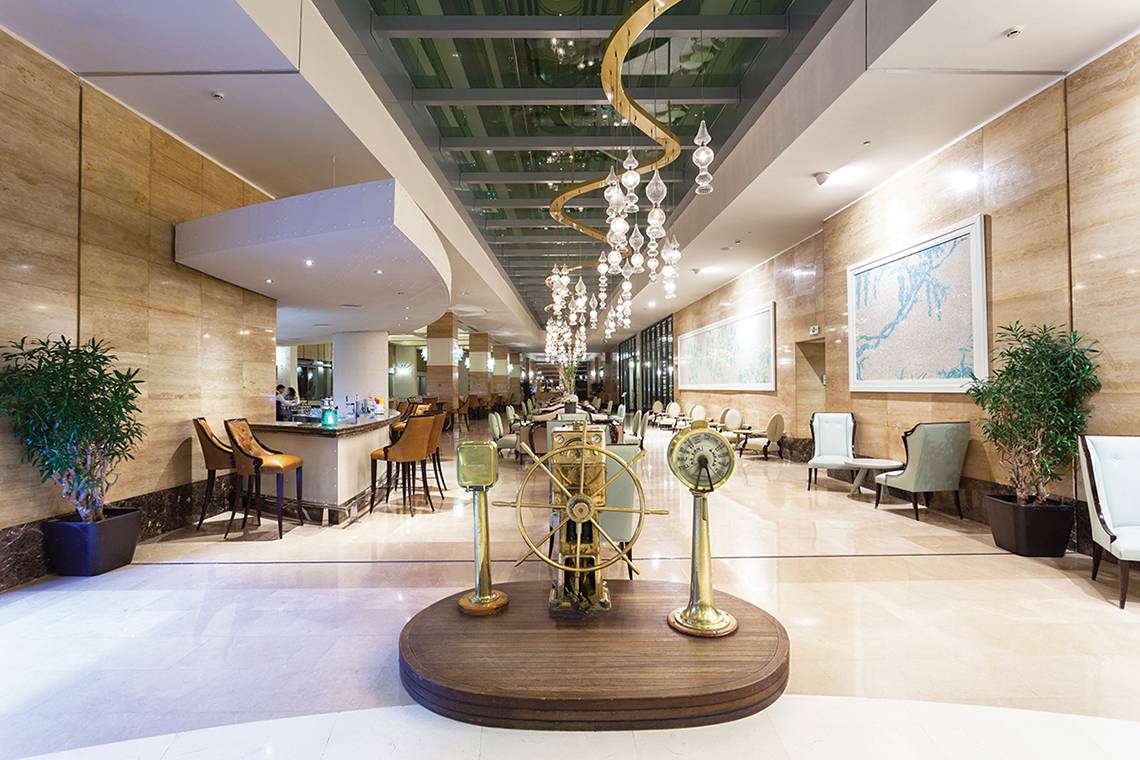 Foyer des Titanic Deluxe Lara Hotels mit Kompass, Lampen und Pflanzen.