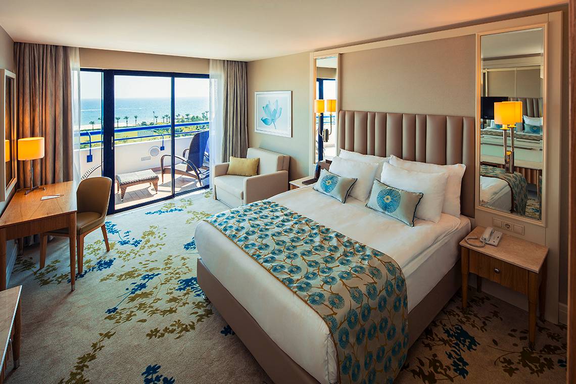 Hotelzimmer im Titanic Deluxe Lara mit Blick auf den Ozean.