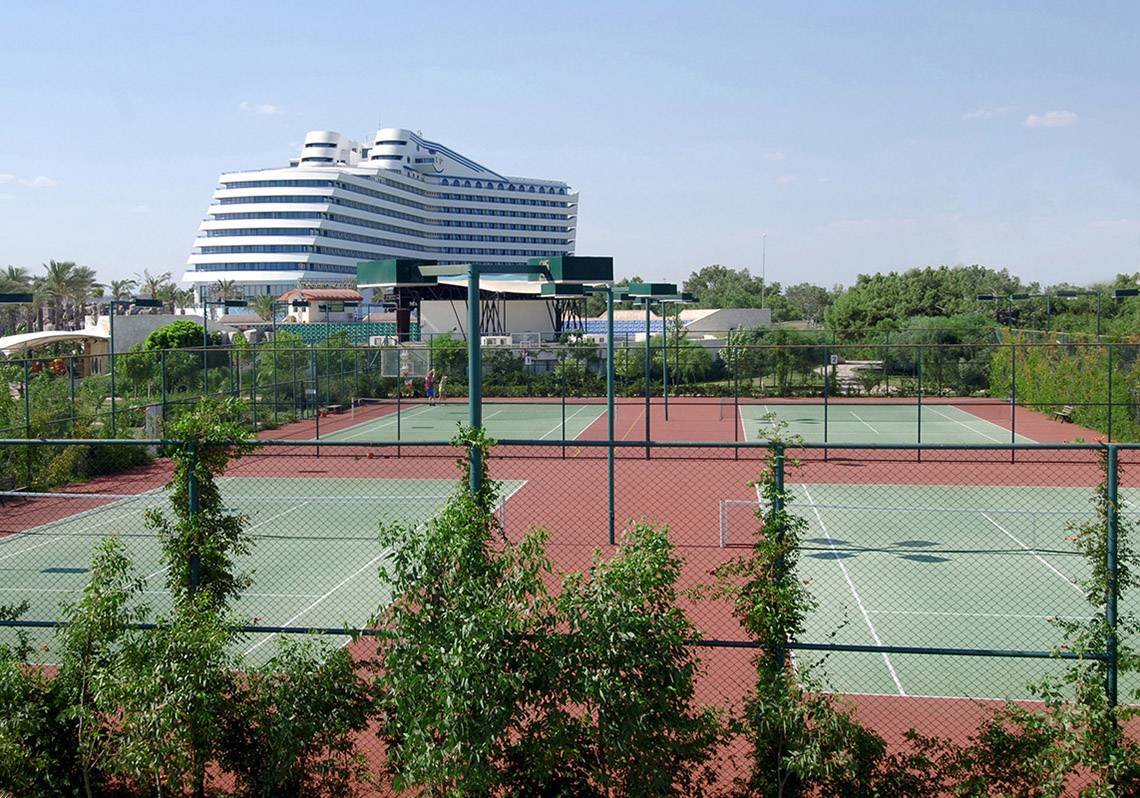 Tennisplätze vor dem Titanic Deluxe Lara Hotel im Freien