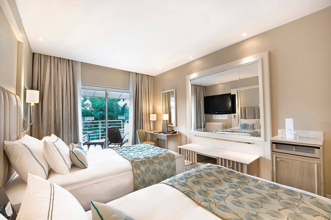 Doppelzimmer mit Balkon und Meerblick im Titanic Deluxe Lara Hotel