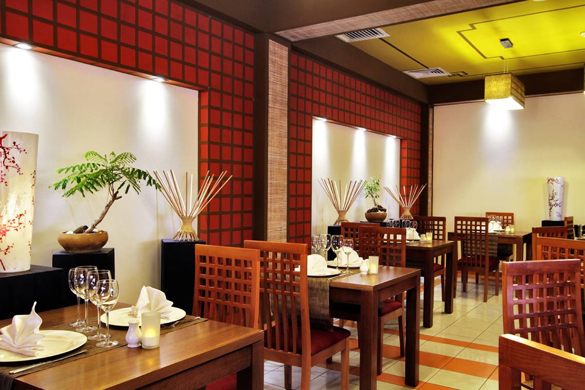 Innenansicht des Restaurants Valentin Varadero El Patriarca mit Tisch, Stühlen und Dekoration.