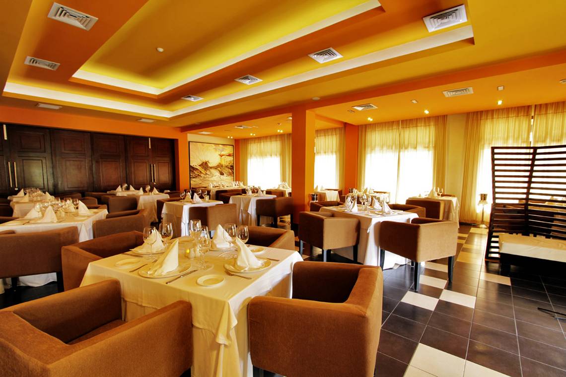 Restaurantbereich des Valentin Varadero El Patriarca Hotels mit gedeckten Tischen und Stühlen.