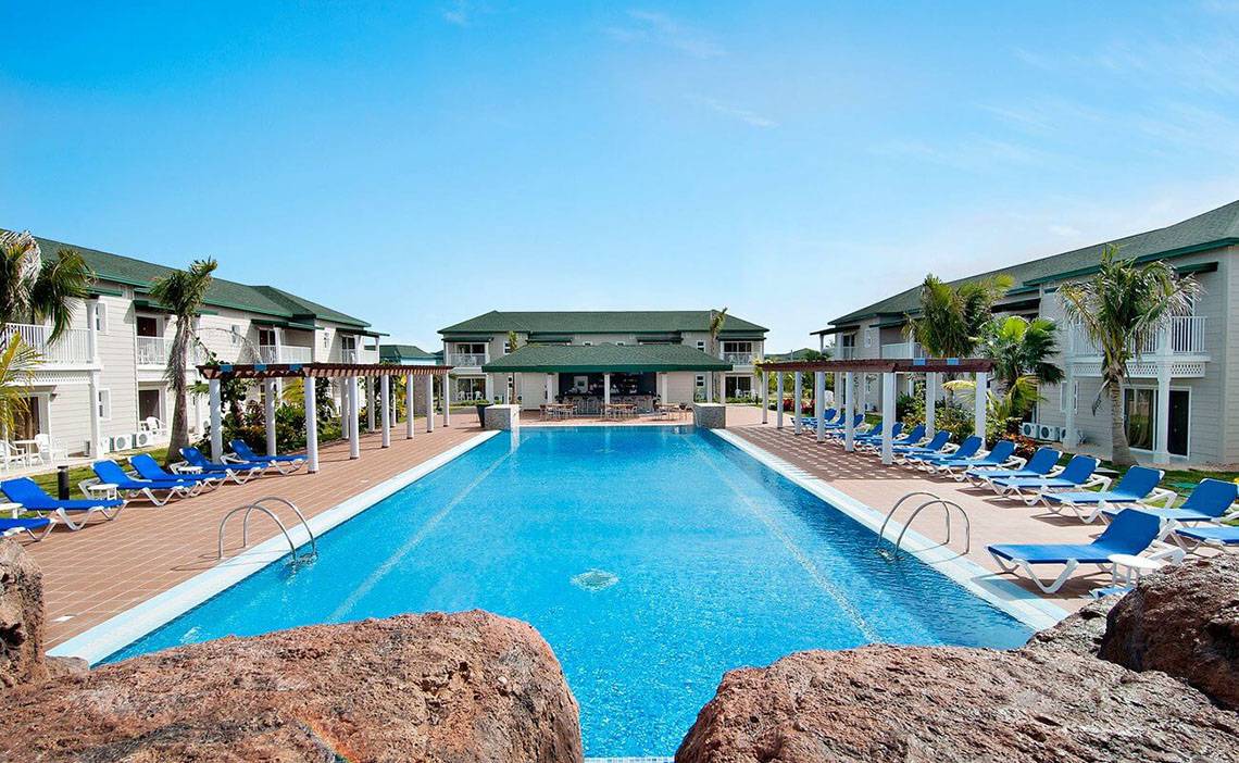 Außenpoolbereich des Valentin Varadero El Patriarca Hotels mit Liegestühlen und Gebäuden
