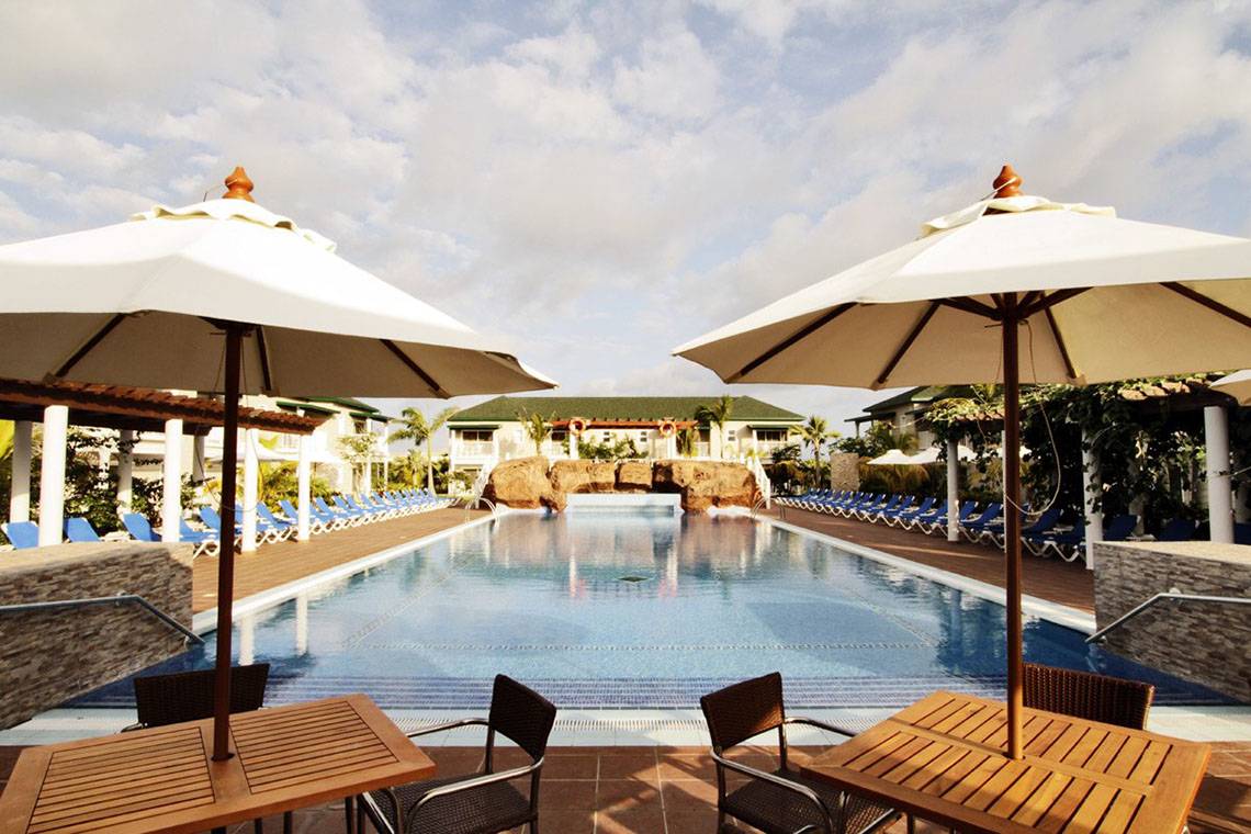 Ein Pool mit Sonnenschirmen am Valentin Varadero El Patriarca Hotel.