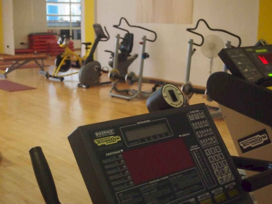 Fitnessraum im Hotel Bordoy Don Antonio mit Technogym-Geräten und Holzboden.