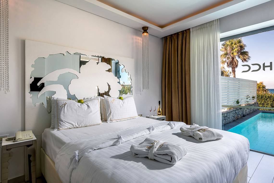 Doppelbettzimmer im Diamond Deluxe Hotel mit Blick auf den Pool und die Terrasse.