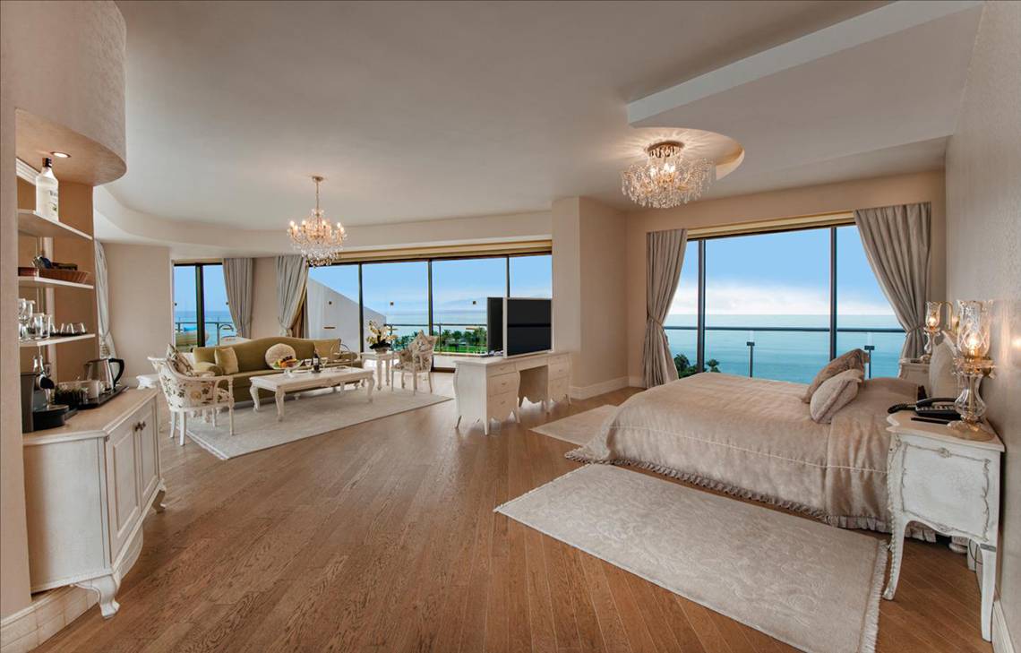 Luxuriöse Suite im Maxx Royal Belek Golf Resort mit Meerblick, eleganter Einrichtung und modernen Annehmlichkeiten.