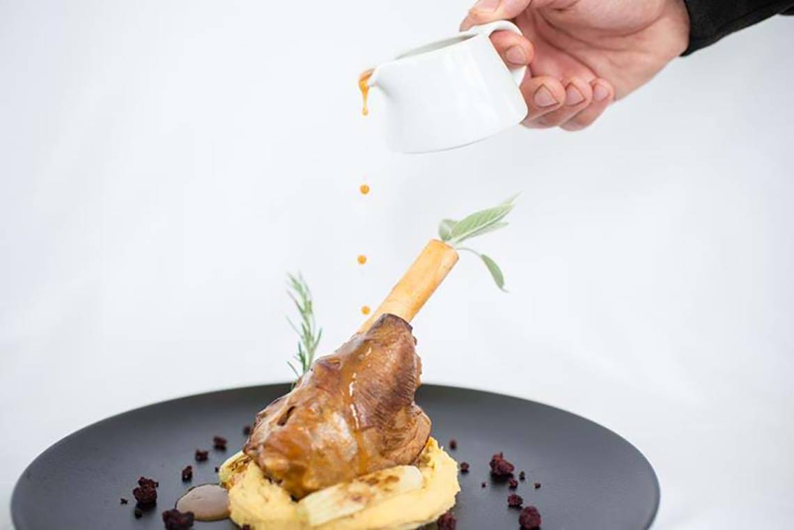 Essen mit Sauce im Royal Blue Resort