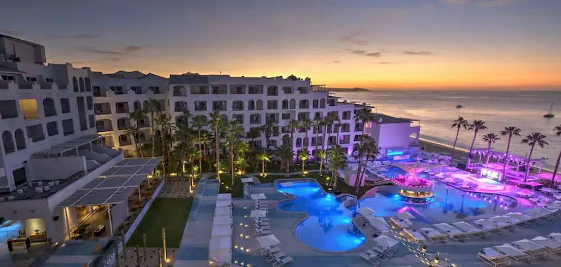 Luftaufnahme des ME Ibiza Hotels mit Pool und Sonnenliegen am Strand