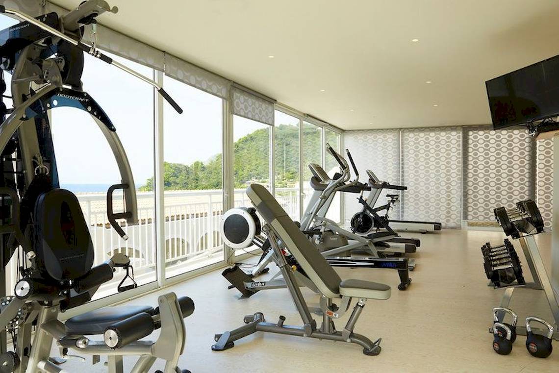 Fitnessstudio im Pelekas Kloster mit Blick auf das Meer und die Berge