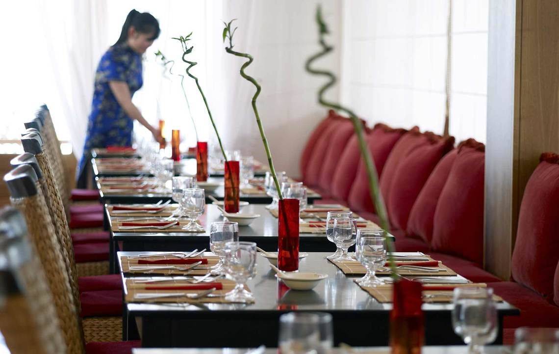 Ein Tisch im Restaurant des Mitsis Rinela Beach Hotels, gedeckt und bereit für Gäste.