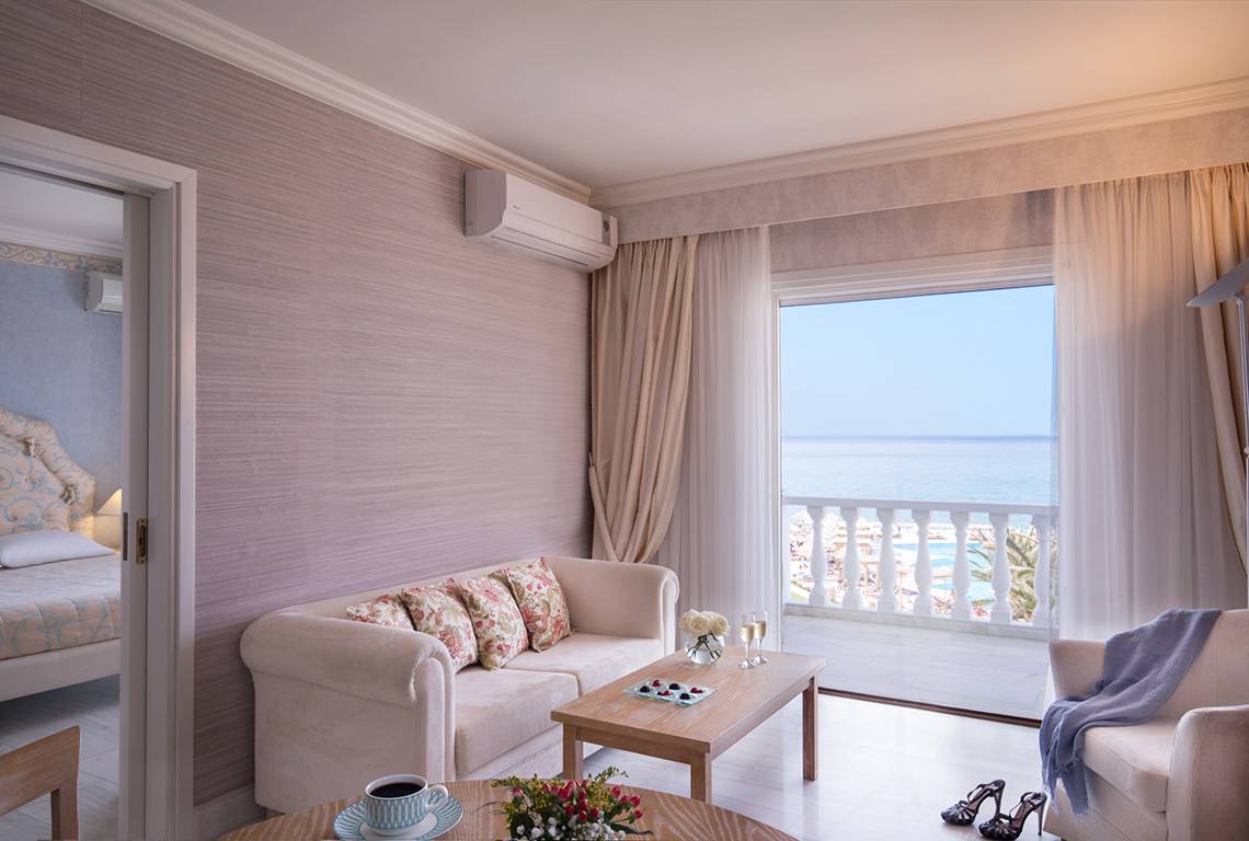 Wohnzimmer des Mitsis Rinela Beach Hotels mit Blick auf das Meer.
