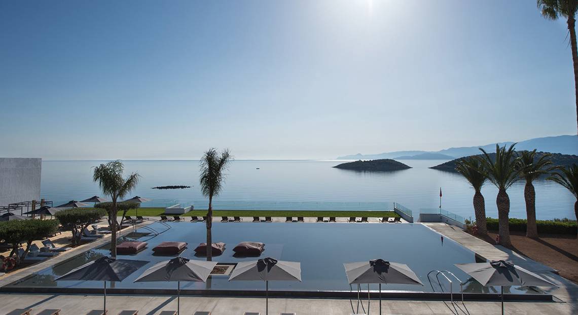 Minos Palace Hotel & Suites mit großem Pool und Meerblick
