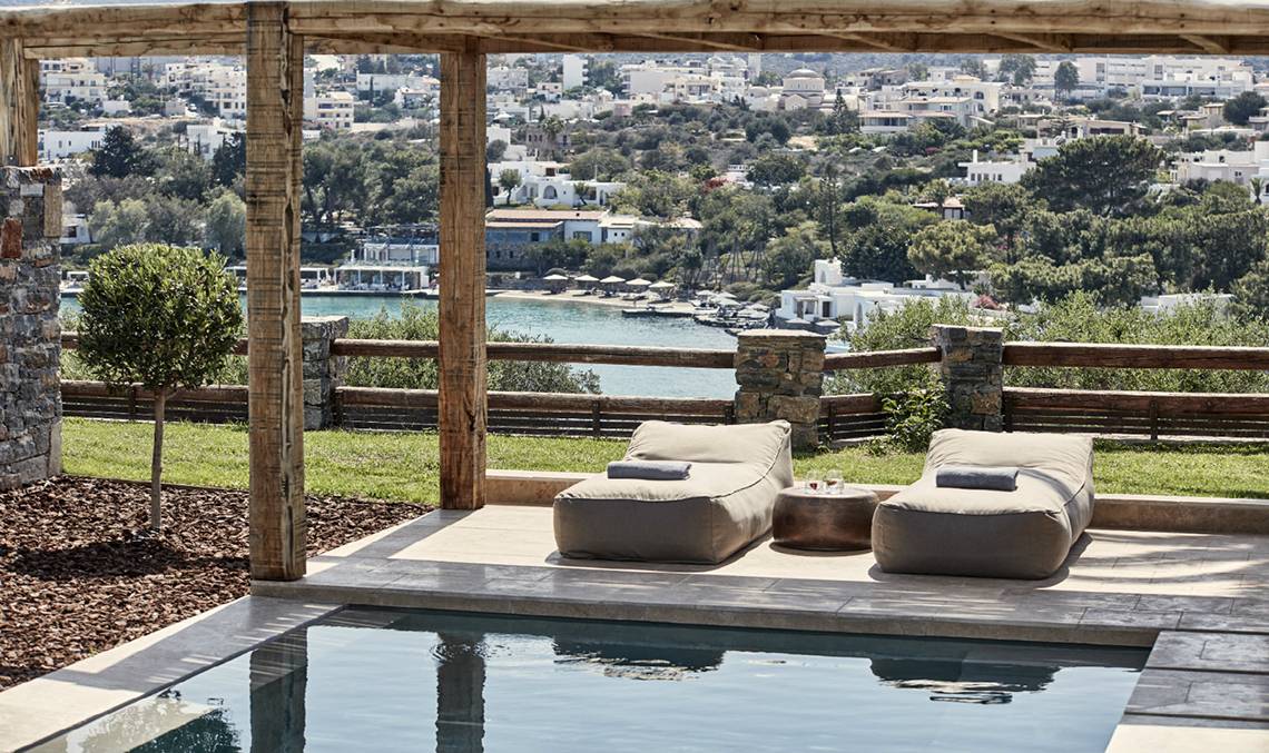 Pool auf der Terrasse des Minos Palace Hotel mit Blick auf das Meer und die Stadt