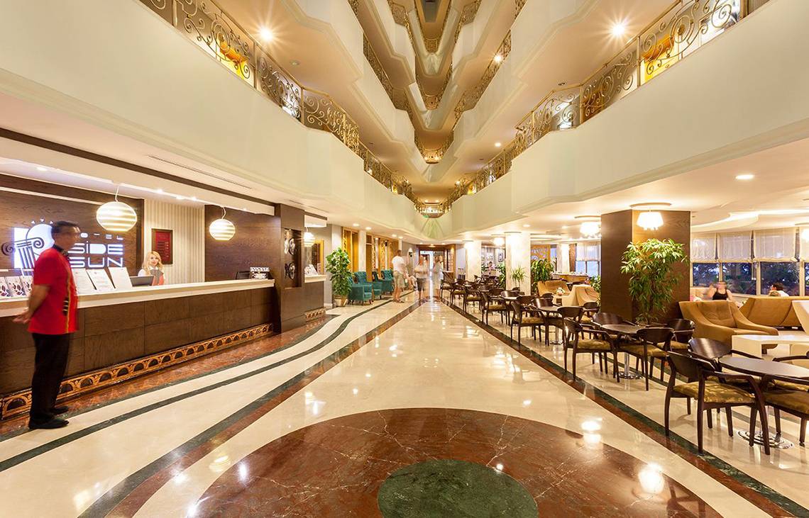 Lobby des Side Sun Hotels mit Rezeption und Sitzbereichen.