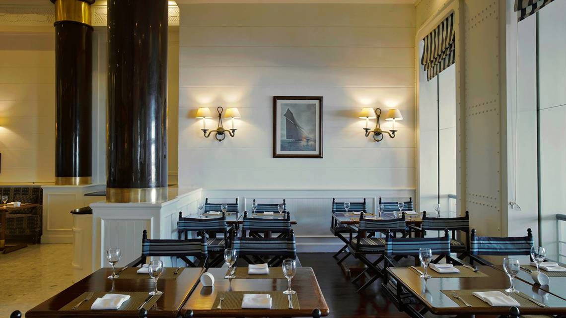 Innenansicht des Restaurants im Sheraton Sharm Hotel mit gedeckten Tischen und Stühlen.