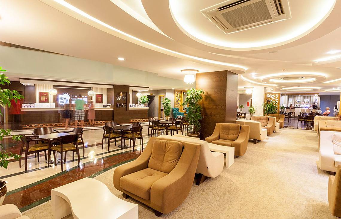Lobby des Side Sun Hotels mit Möbeln und Pflanzen.