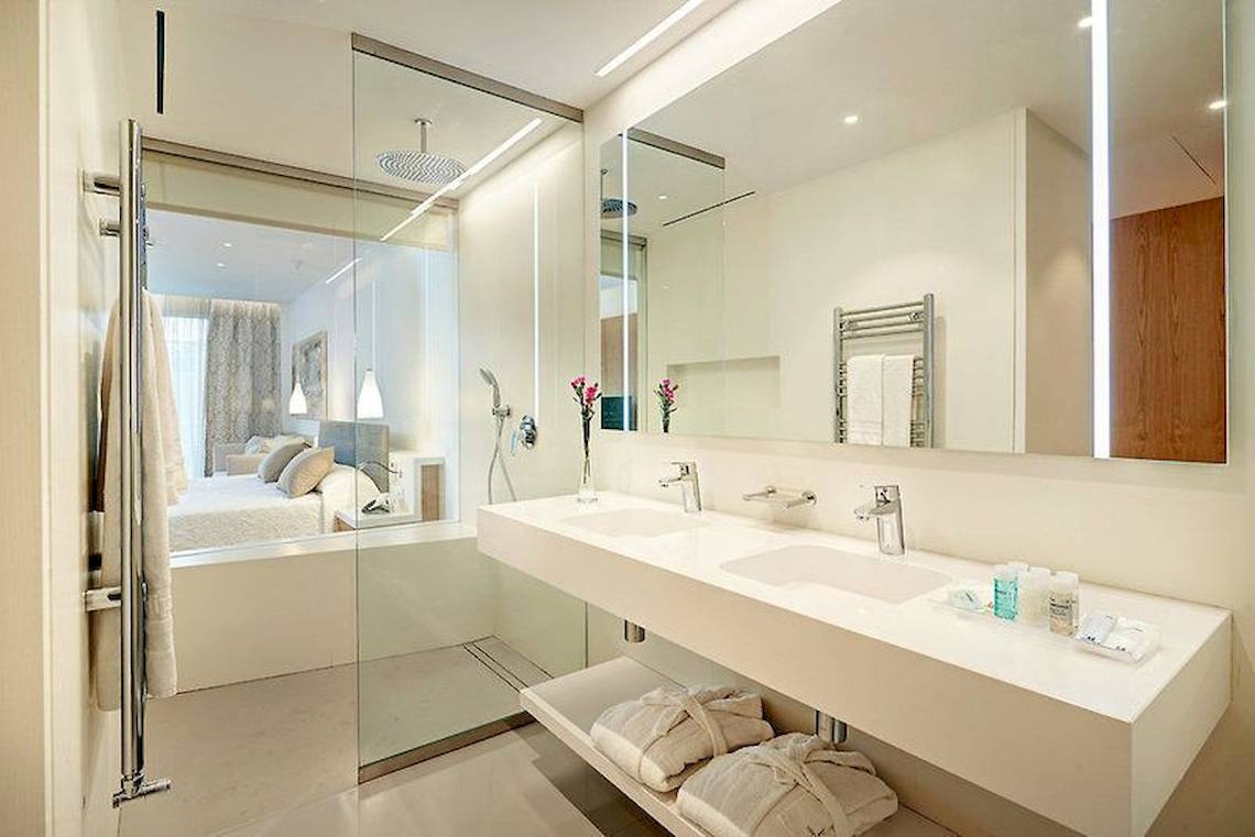 Badezimmer im Hipotels Playa de Palma Palace mit Doppelwaschbecken und Glasdusche.