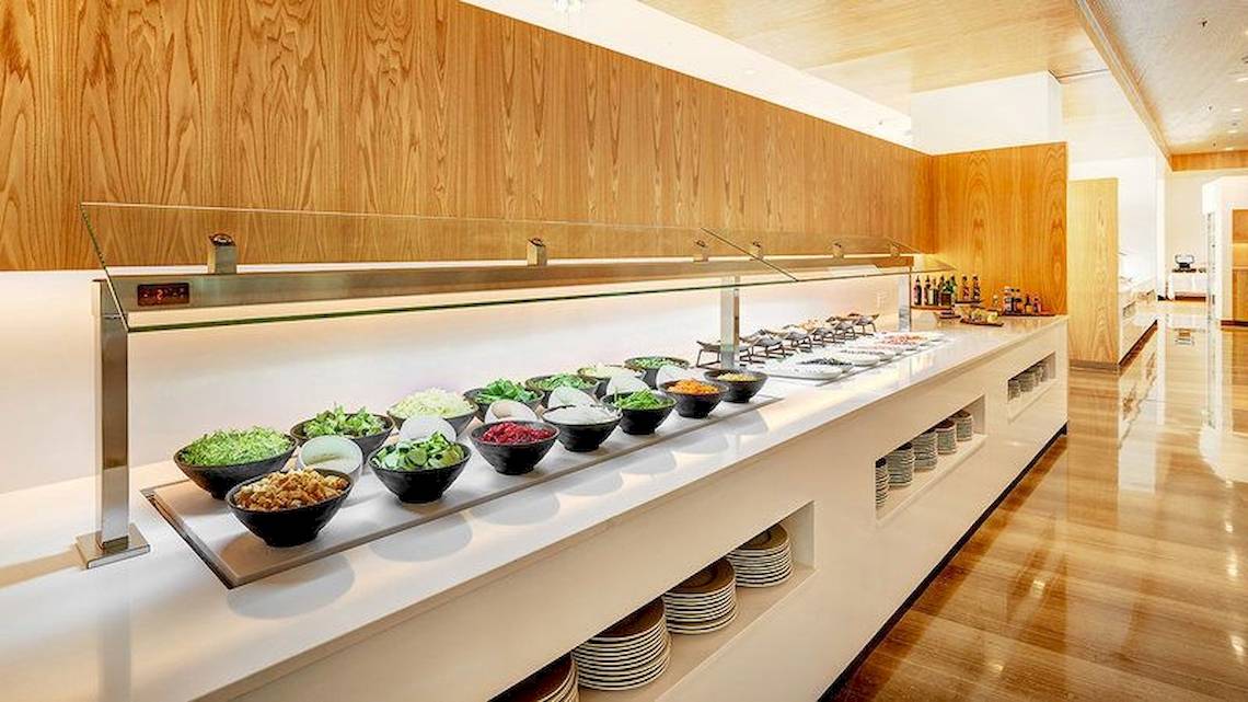 Buffet im Hotel Hipotels Playa de Palma Palace mit verschiedenen Speisen in Schalen.