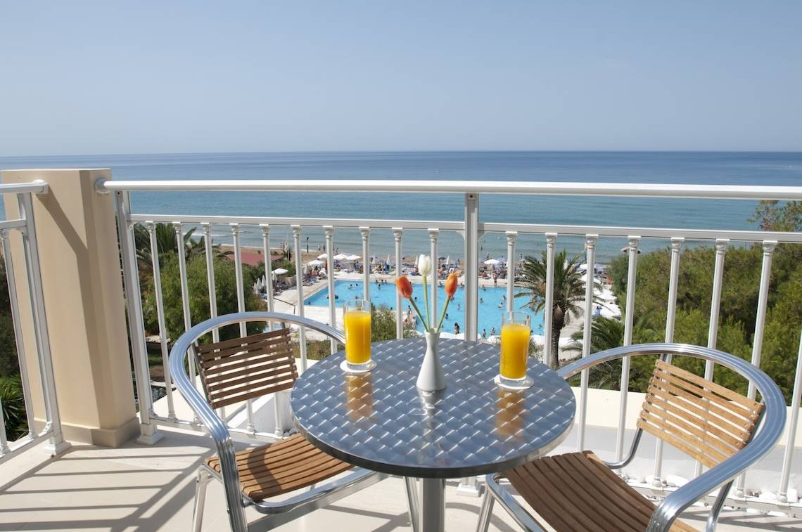 Balkon mit Meerblick im Domes of Corfu, Autograph Collection mit zwei Gläsern Orangensaft