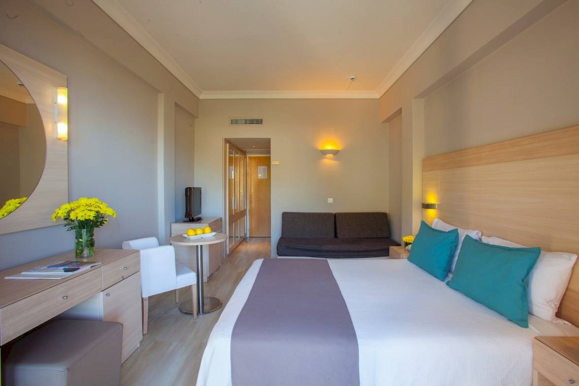 Suite-Zimmer im Domes of Corfu, Autograph Collection mit Bett, Sofa, Tisch und Dekor.