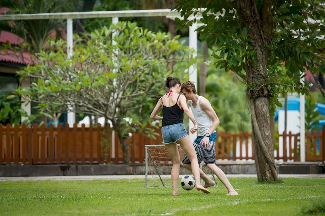 Paar spielt Fußball im Hotelgarten von Khao Lak Emerald Beach Resort & Spa