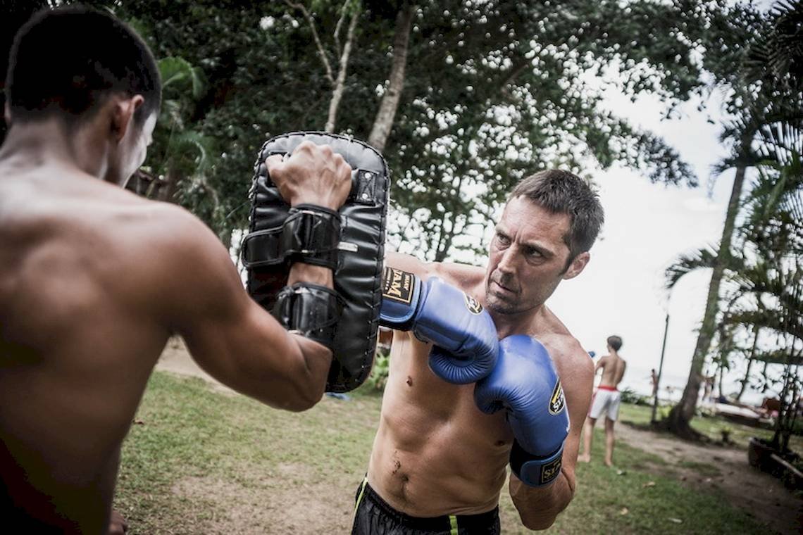 Zwei Männer boxen in einem Freiluft-Trainingslager.