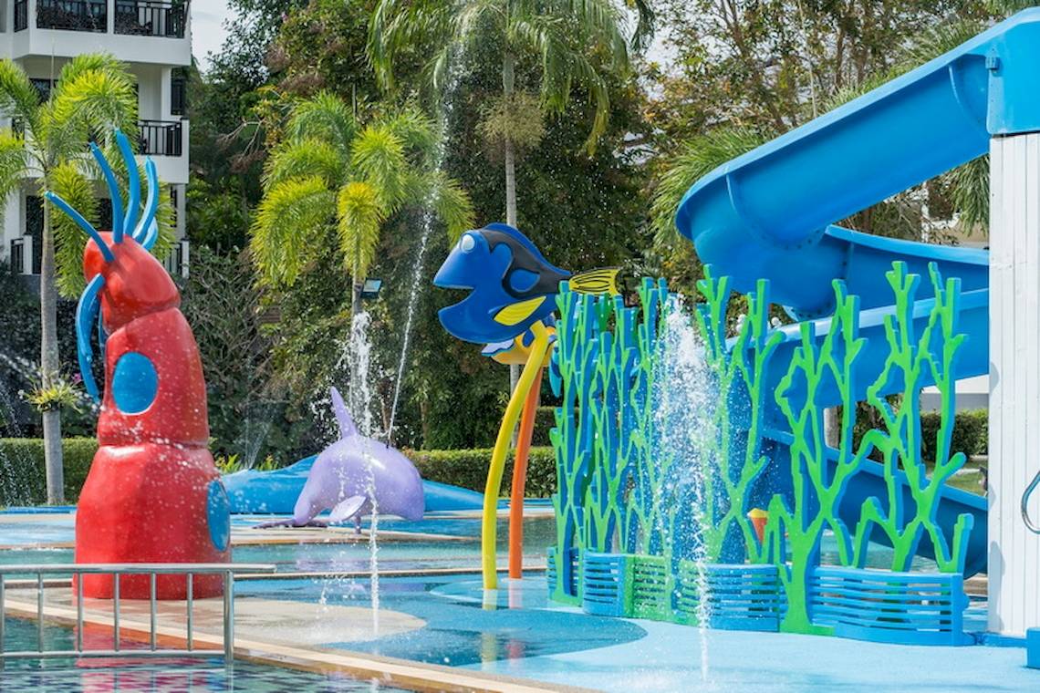 Kinderpool im Khao Lak Emerald Beach Resort & Spa mit Wasserrutsche und Figuren.