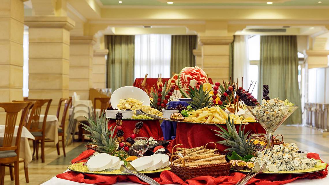 Buffet im Lindos Princess Beach Hotel mit verschiedenen Früchten, Käseplatten und Desserts.
