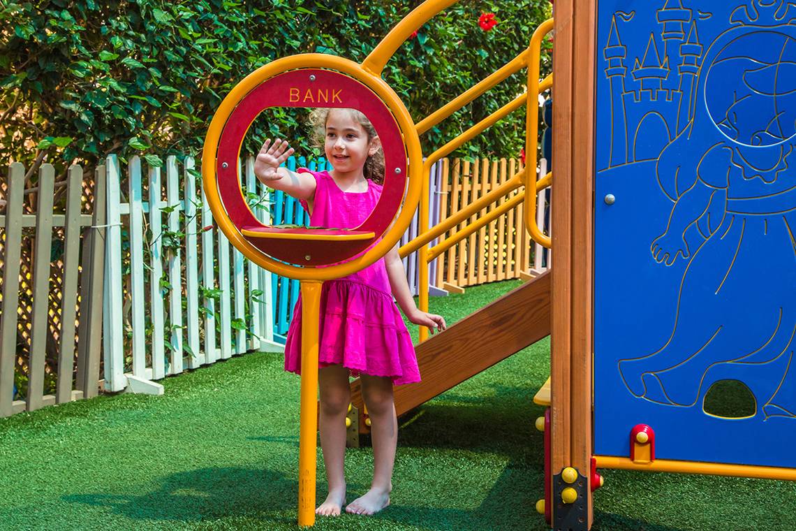 Kleines Madchen spielt auf dem Spielplatz des Lordos Beach Hotel