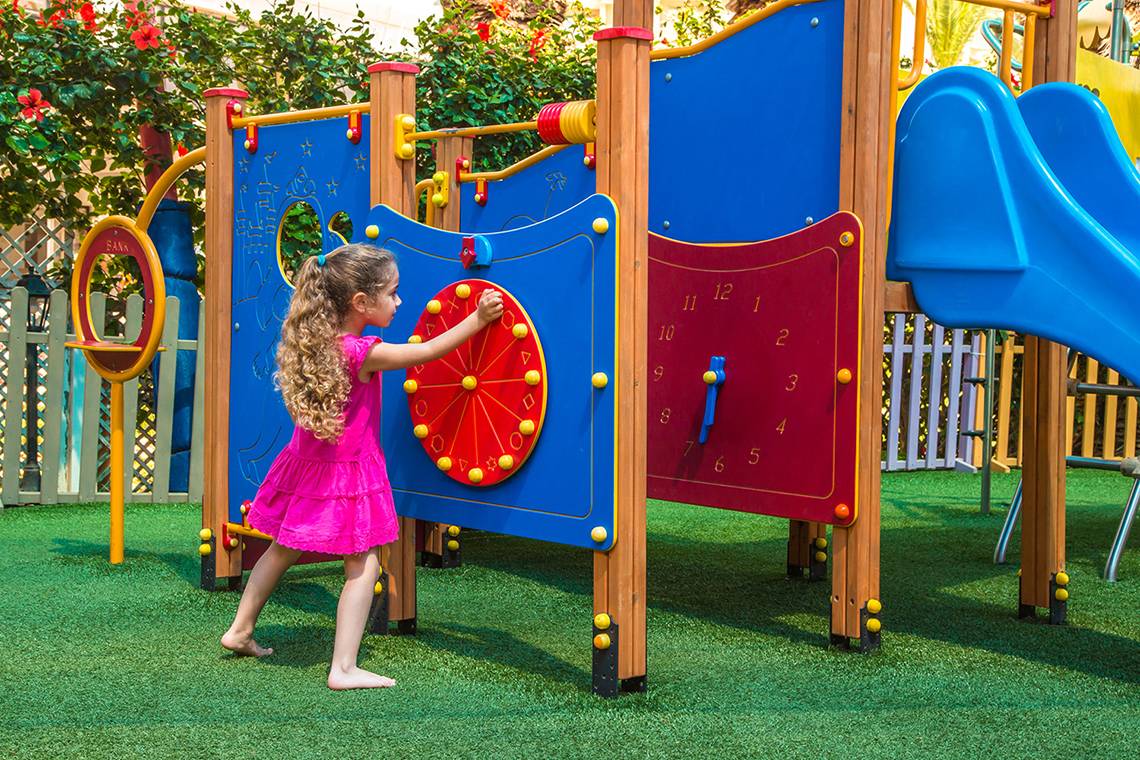 Ein kleines Mädchen spielt auf dem Spielplatz des Lordos Beach Hotels.