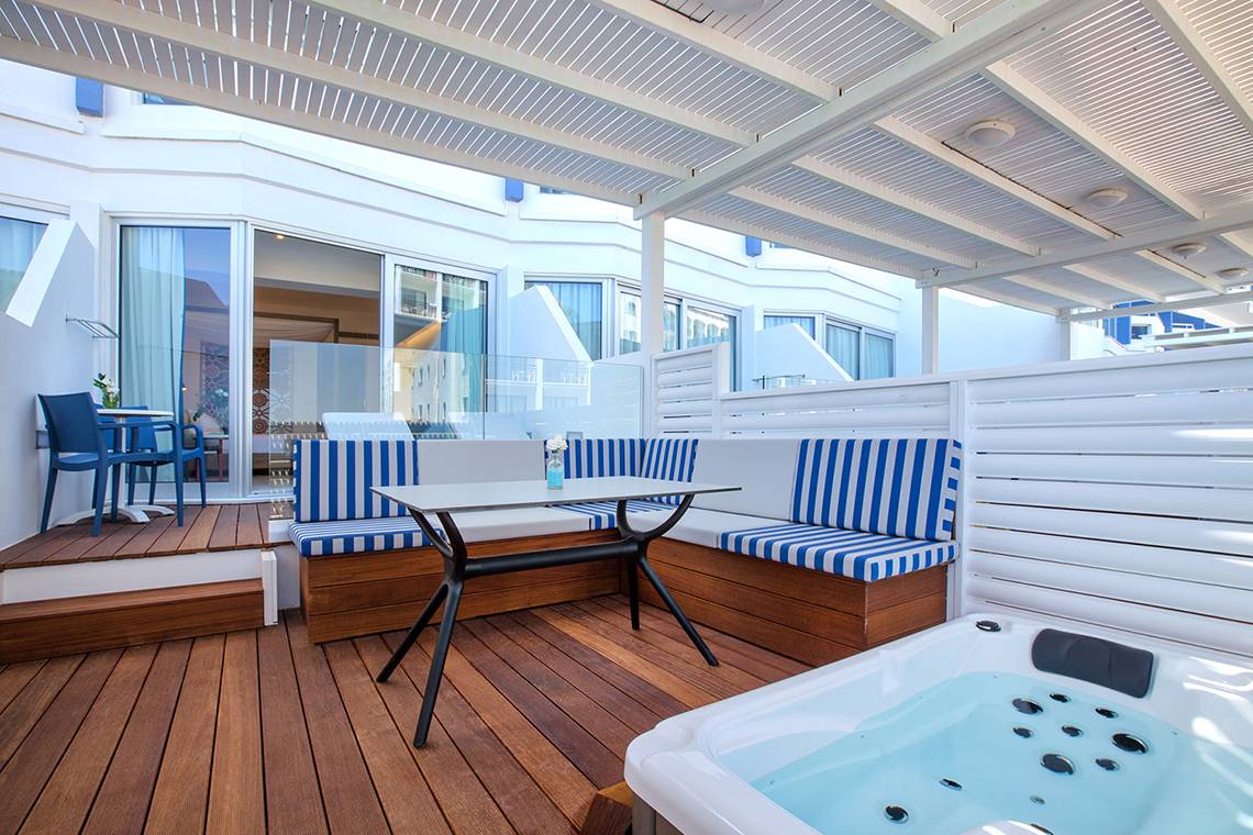 Terrasse des Lordos Beach Hotel mit Sitzecke und Jacuzzi