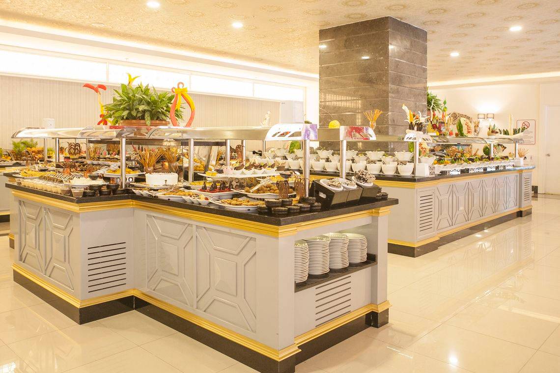 Buffet im Side Orange Palace Hotel mit verschiedenen Speisen und Gerichten.