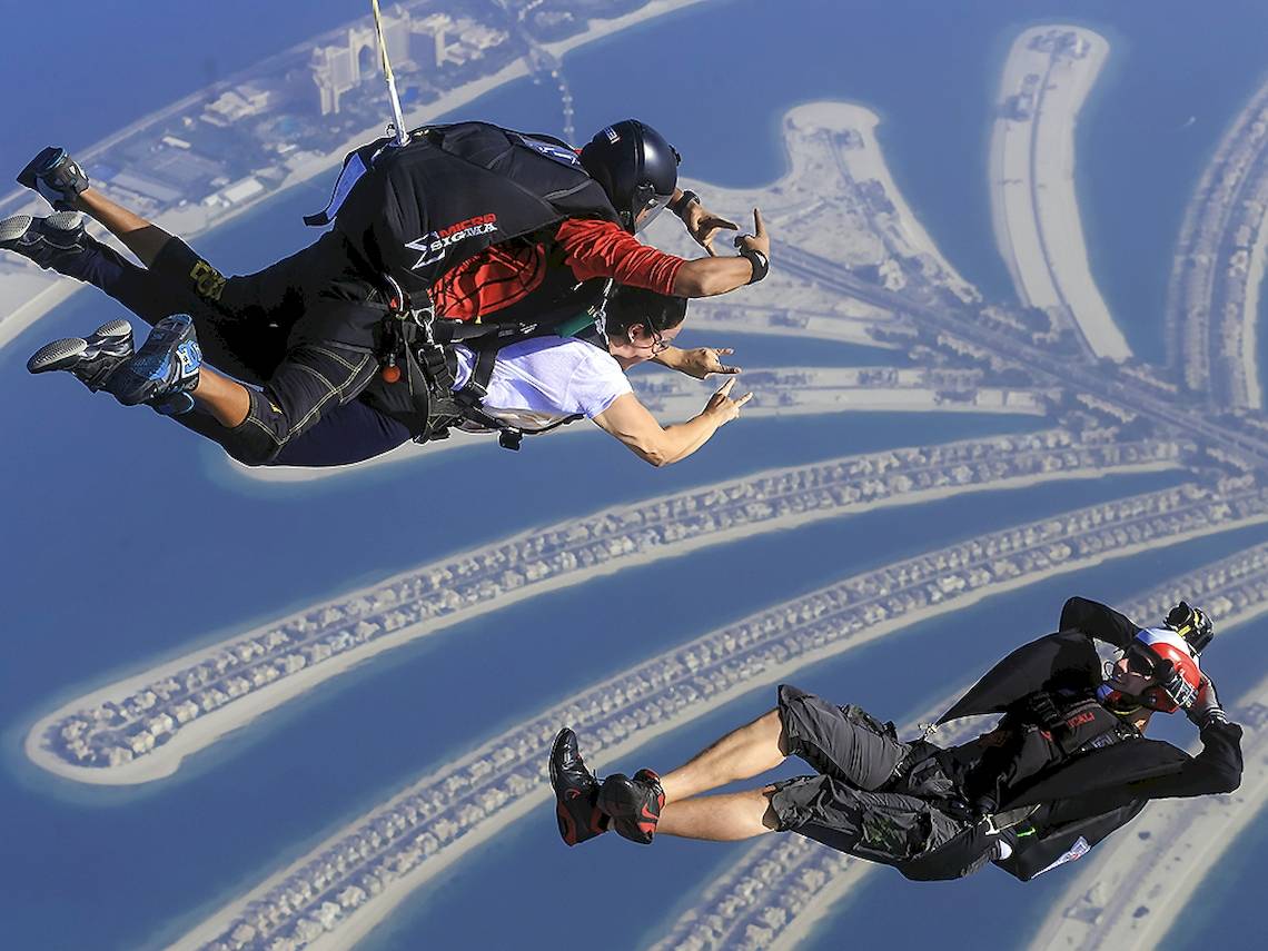 Skydiving-Abenteuer ueber Sofitel Dubai The Palm mit Blick auf Palm Jumeirah