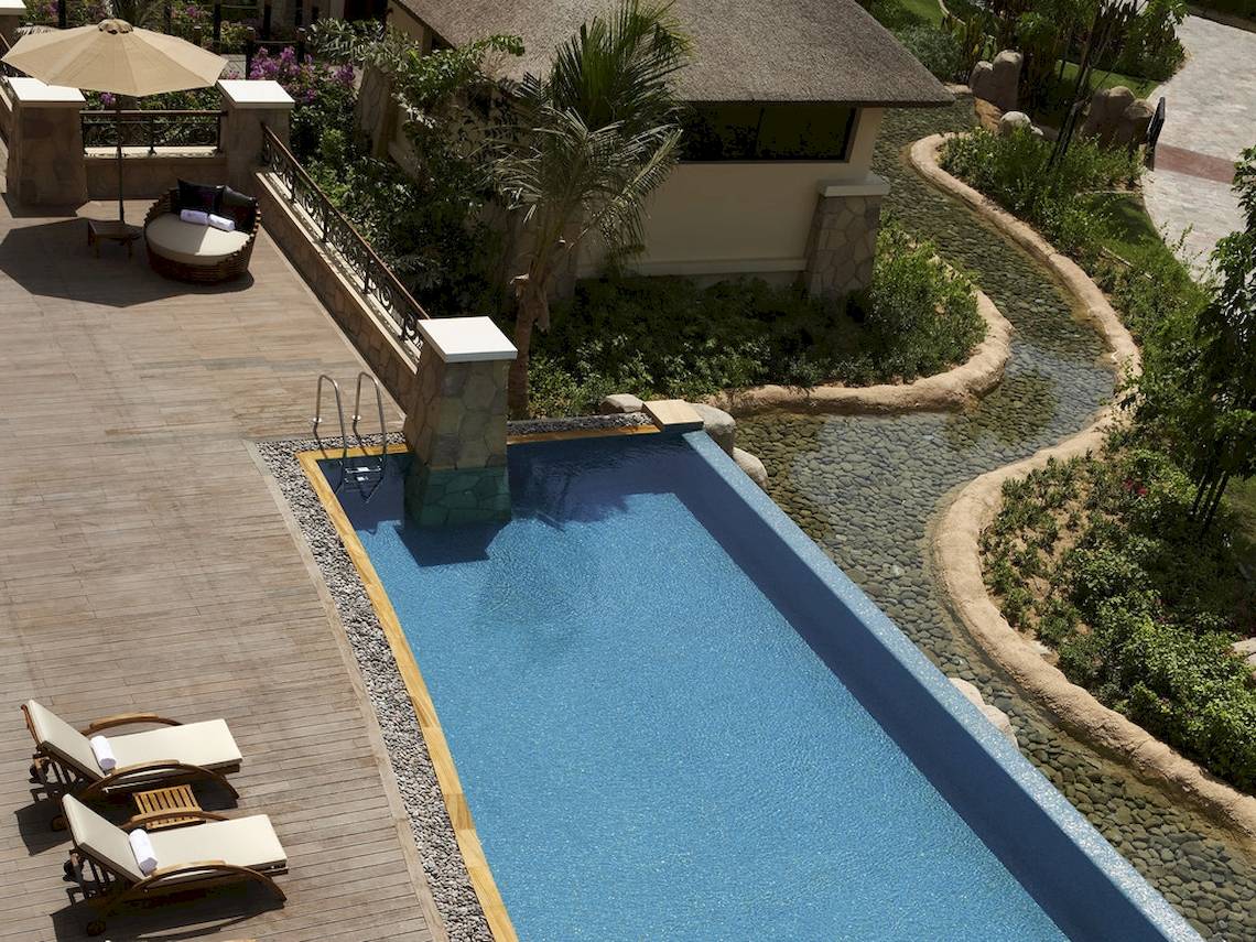 Luftbild des Swimmingpools und der Liegen des Sofitel Dubai The Palm.