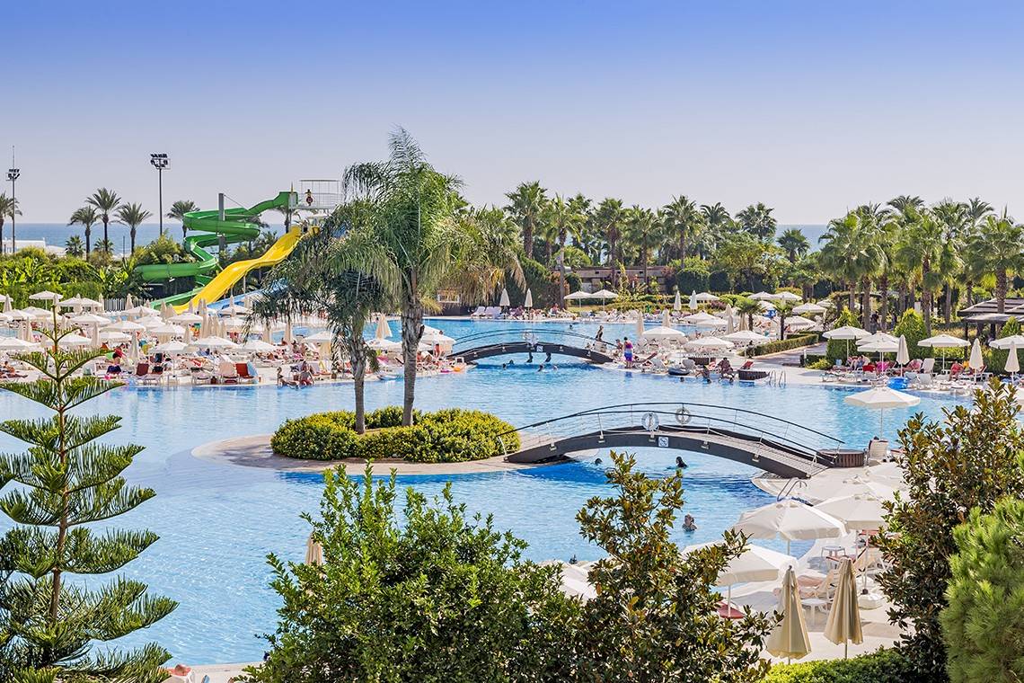 Miracel Resort Wasserpark mit Rutschen und Bruecken