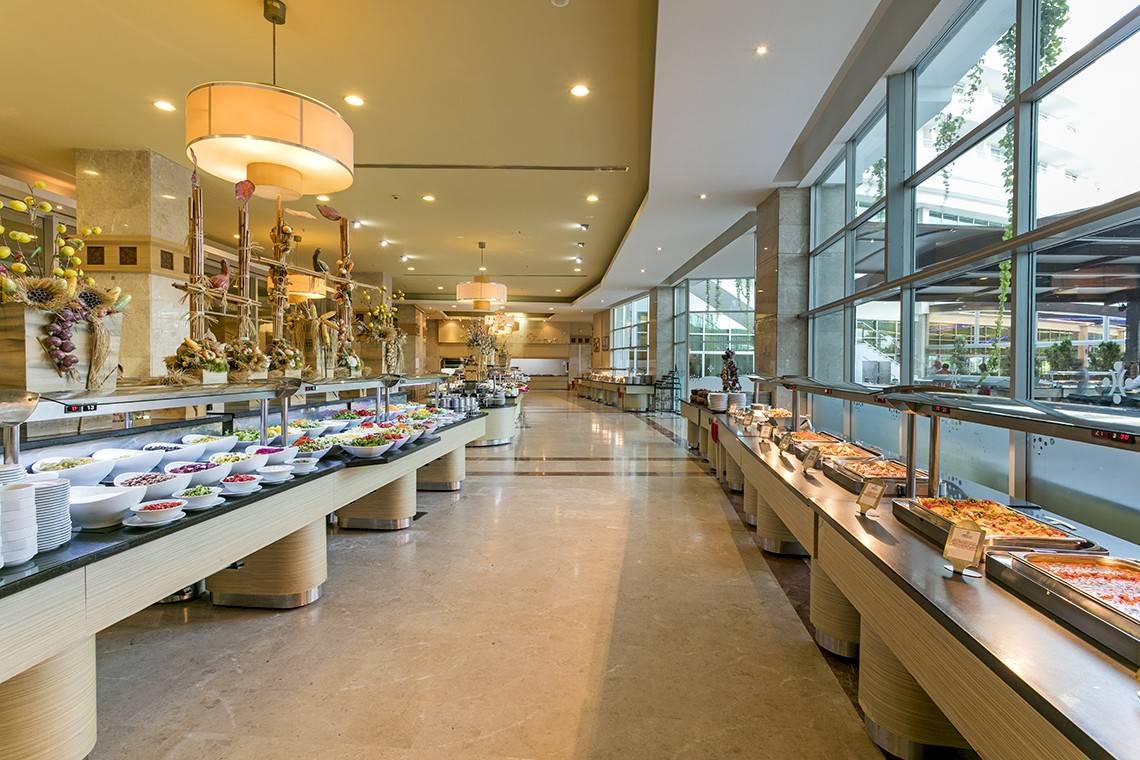 Buffet-Halle im Miracle Resort mit verschiedenen Speisen und Dekoration.