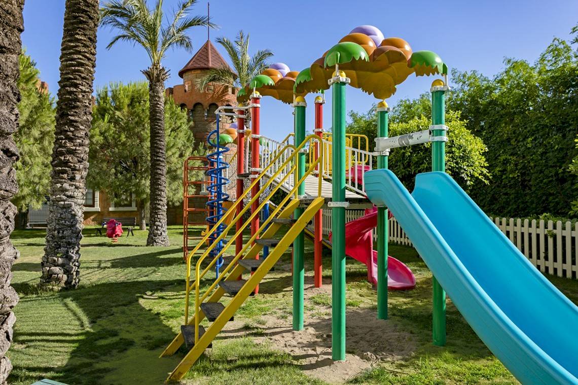Kinderspielplatz mit Rutsche und Turm im Miracle Resort