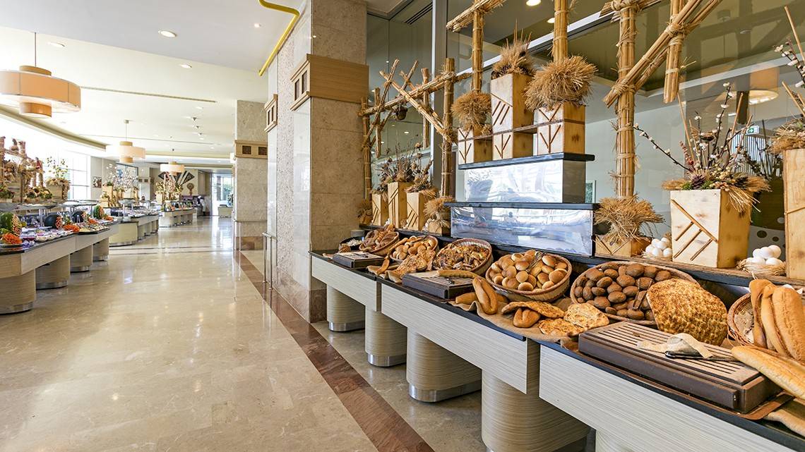 Buffet-Tisch im Miracle Resort Hotel mit verschiedenen Brotsorten und Dekoration.