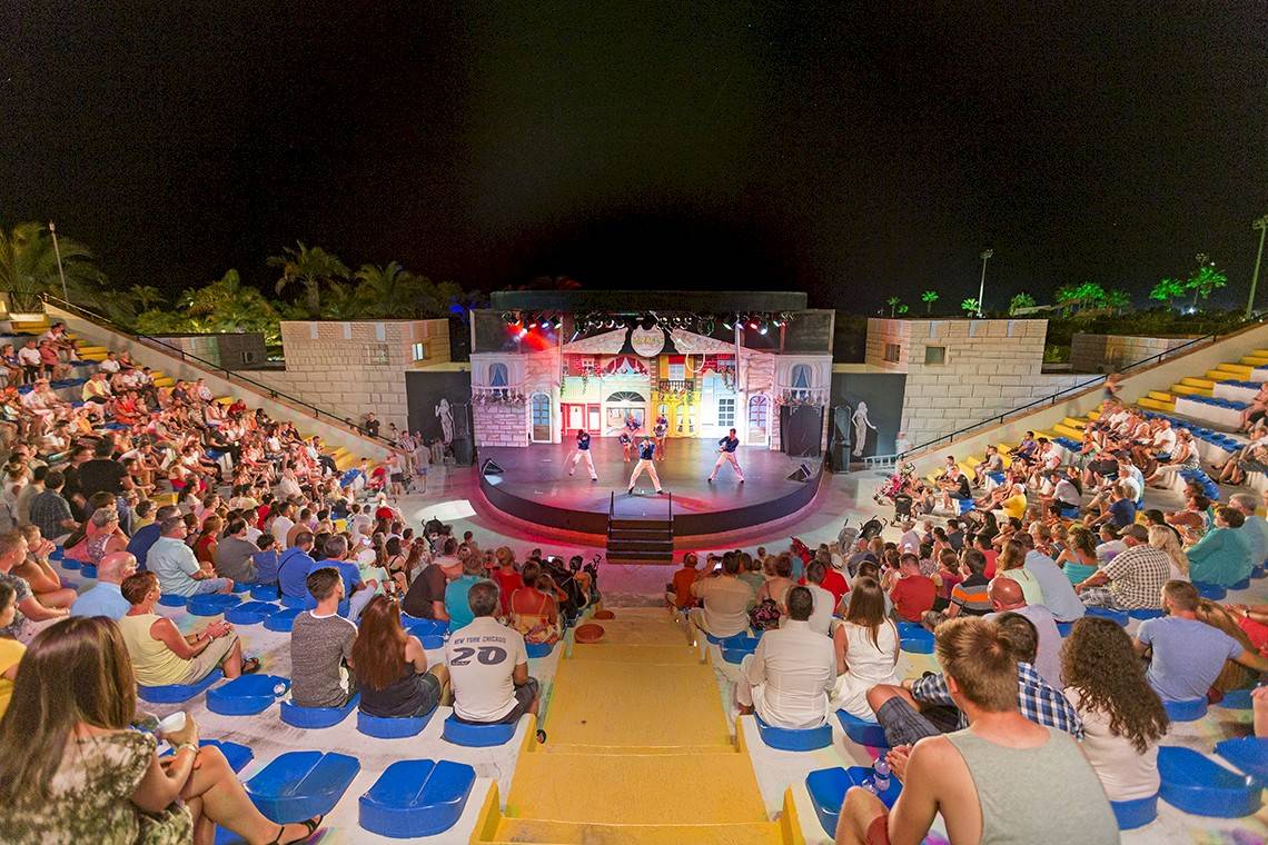 Abendshow im Miracle Resort mit Tänzern auf der Bühne und Publikum