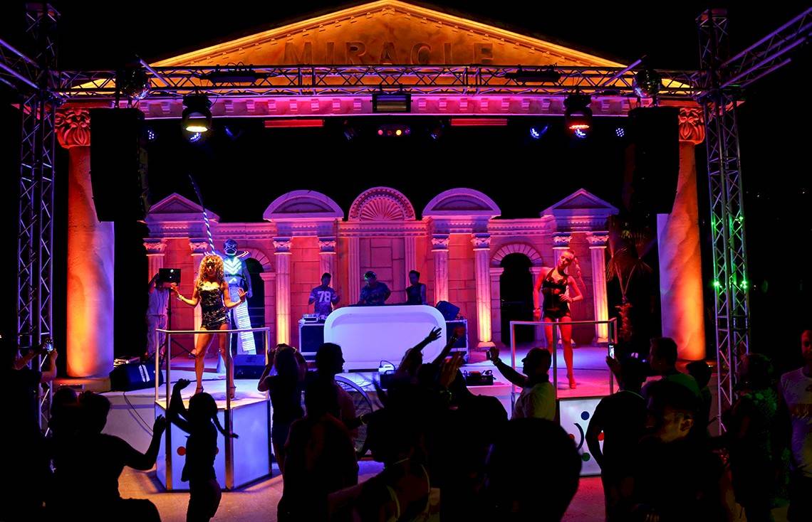 Ein Abendshow am Miracle Resort mit einer Bühne, Beleuchtung und einer tanzenden Menge.
