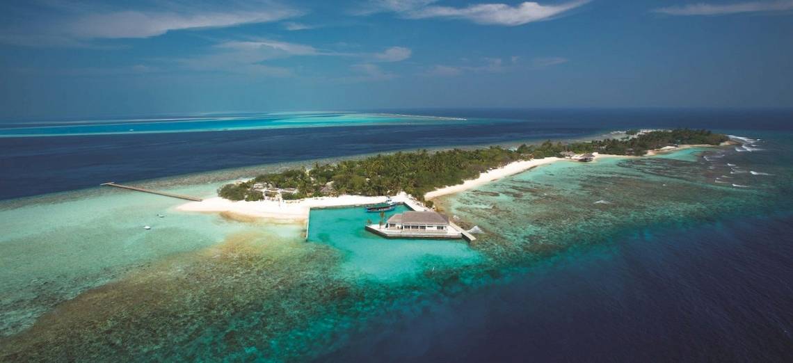 Außenansicht des OBLU NATURE Helengeli Hotels auf einer Insel mit blauem Wasser und weißen Stränden.