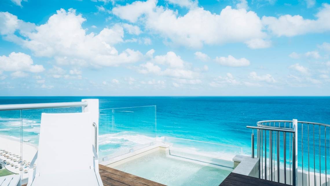 Balkon des Coral Level im Iberostar Selection Cancun mit Ausblick auf das Meer.