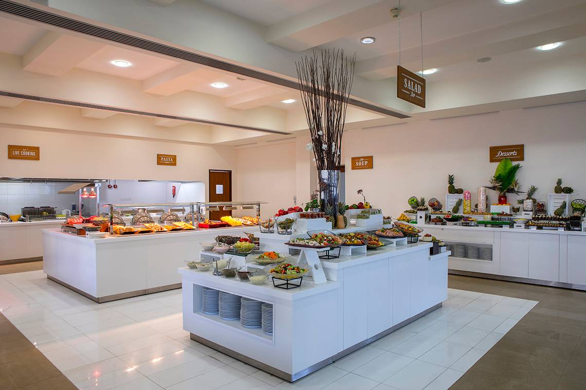 Buffetbereich im Louis Althea Beach Hotel mit verschiedenen Speisen.