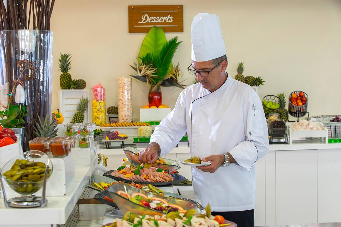Koch im Louis Althea Beach Hotel bereitet das Frühstücksbuffet vor