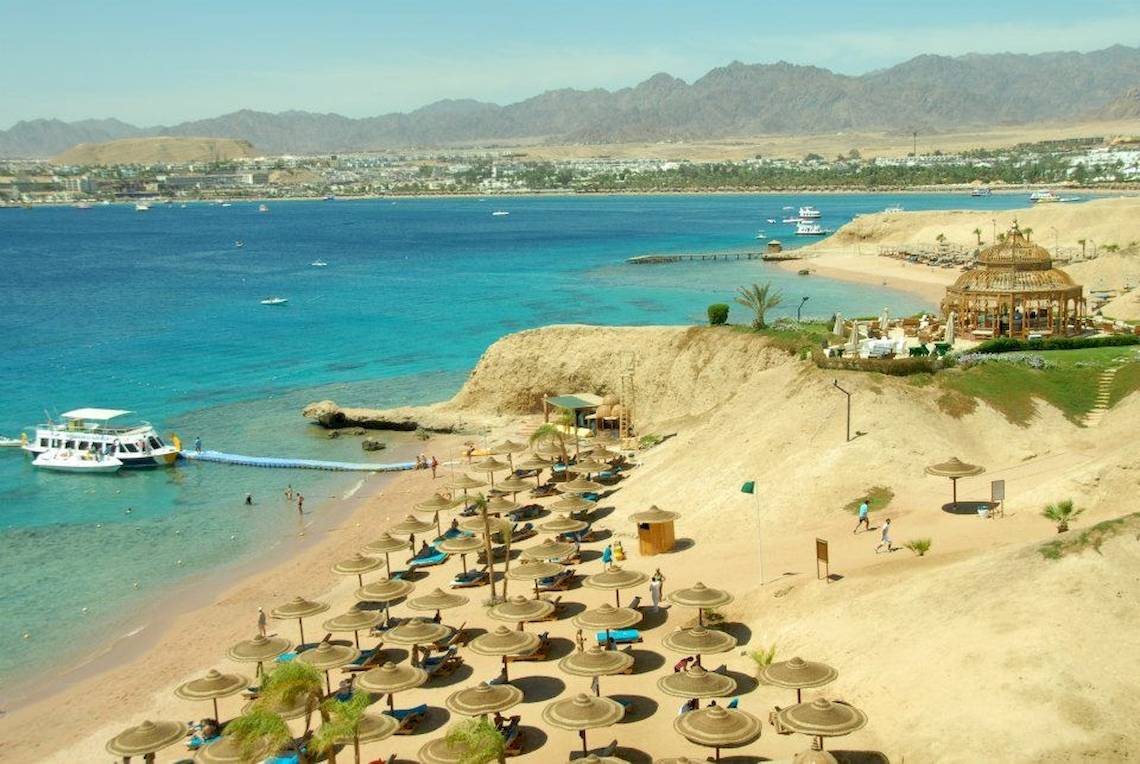 Luftaufnahme des Mövenpick Resorts in Sharm el Sheikh mit Strand, Meer und Bergen