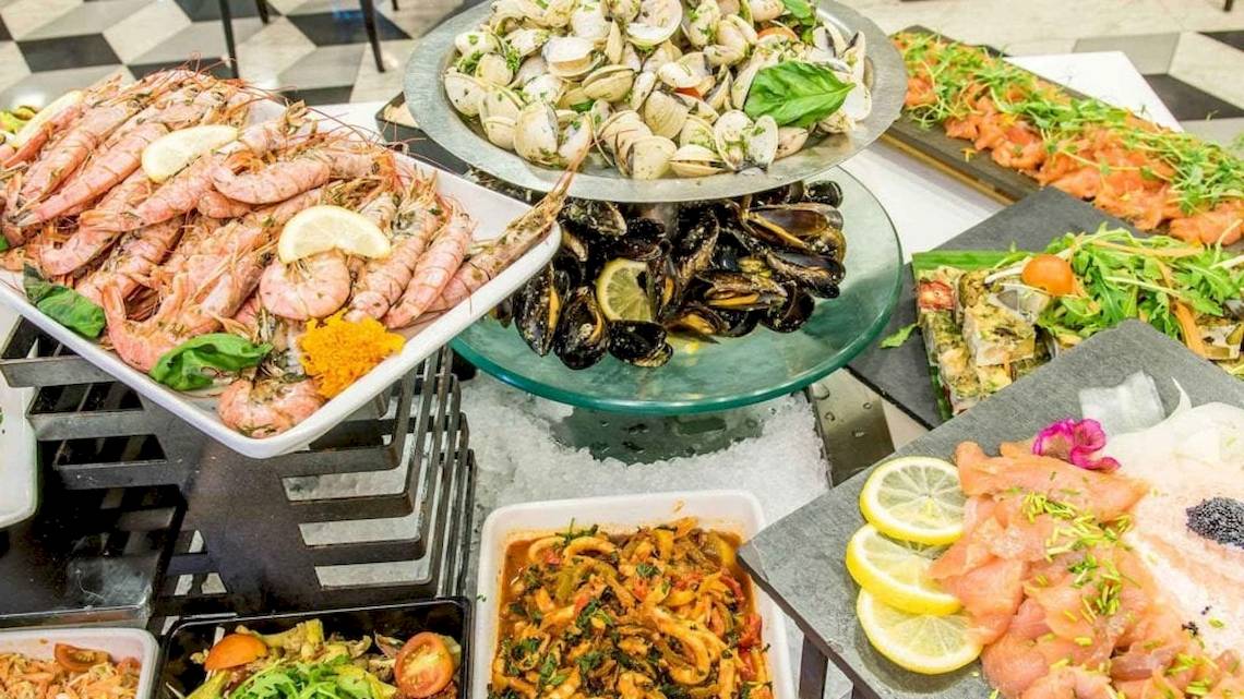 Buffet im AX The Palace Hotel mit verschiedenen Meeresfrüchten und Gerichten.
