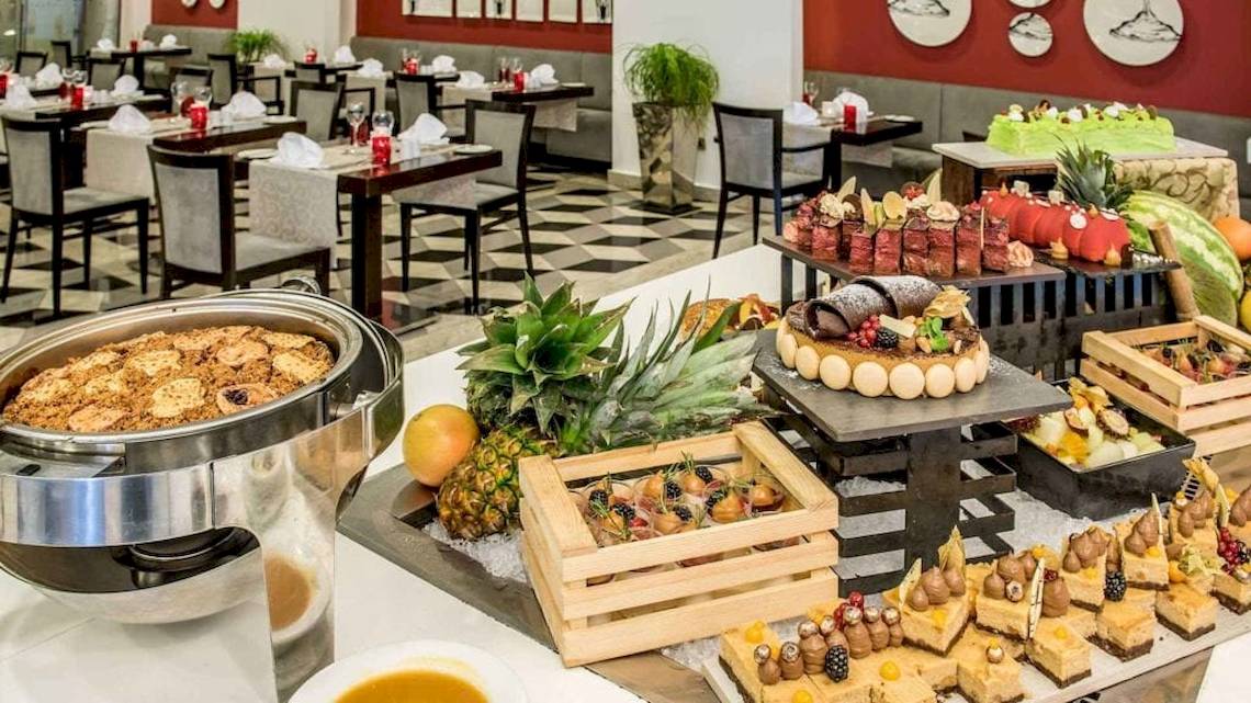Buffet im Restaurant des AX The Palace Hotels mit verschiedenen Desserts und Früchten.