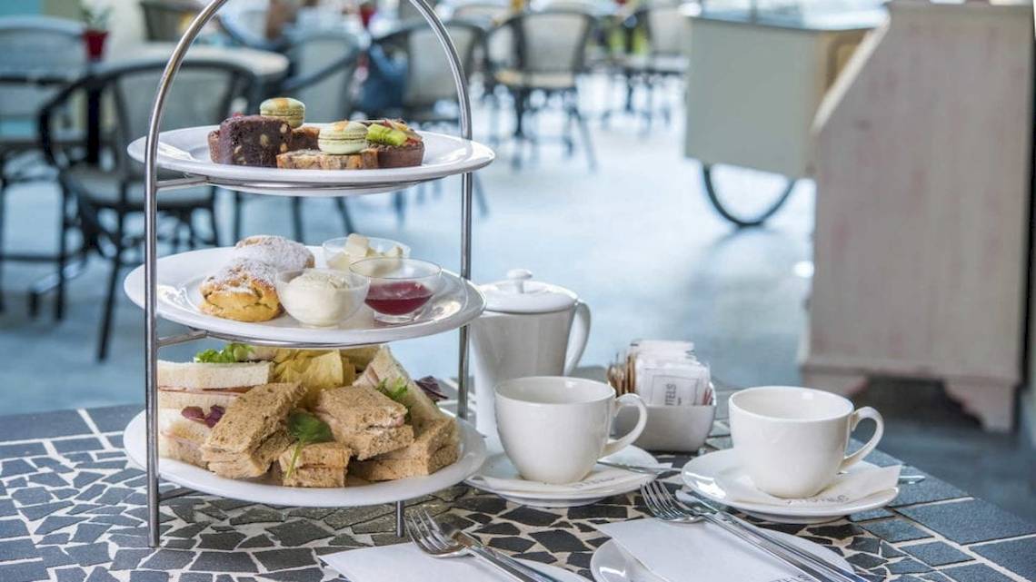 Dreistöckiger Nachmittagstee im AX The Palace mit verschiedenen Sandwiches, Kuchen und Tee