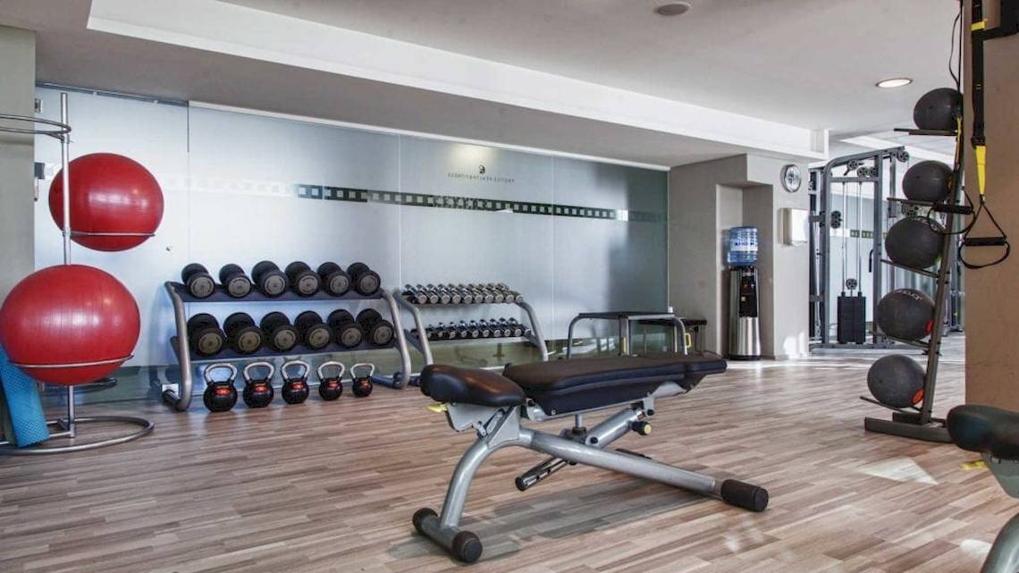 Fitness-Center im AX The Palace Hotel mit diversen Geräten und Trainingswerkzeugen.